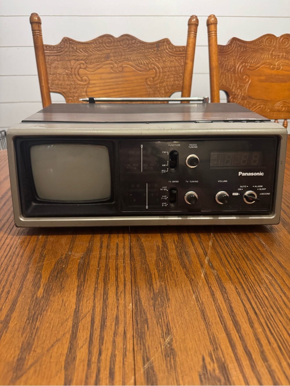 Vintage Panasonic Solid State TV TR-5020 AM/FM 1979